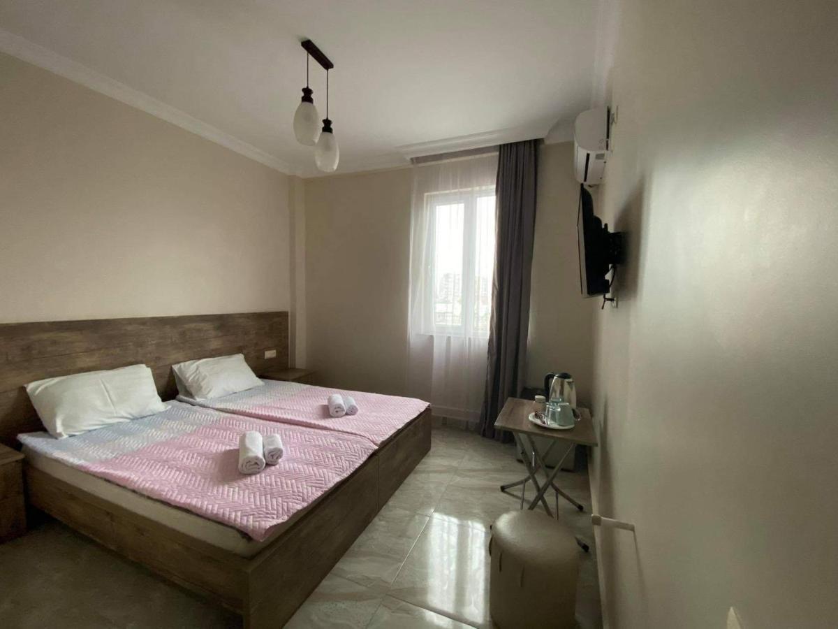 Family Hotel Batumi Bagian luar foto