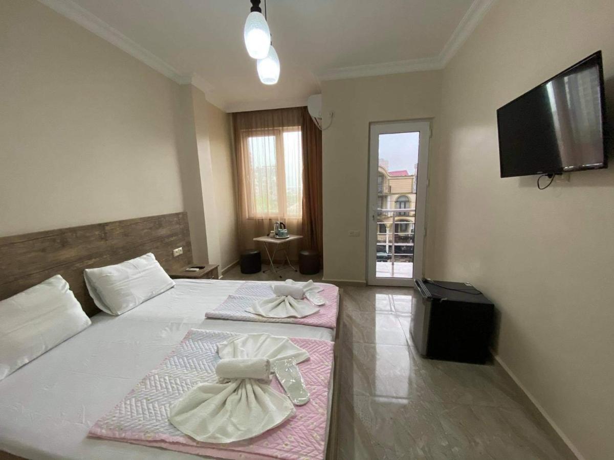Family Hotel Batumi Bagian luar foto