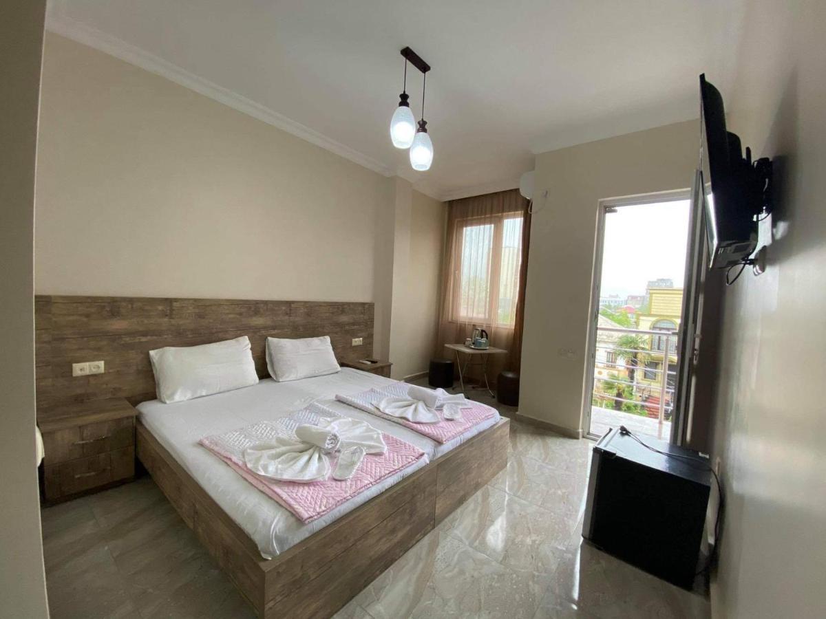 Family Hotel Batumi Bagian luar foto