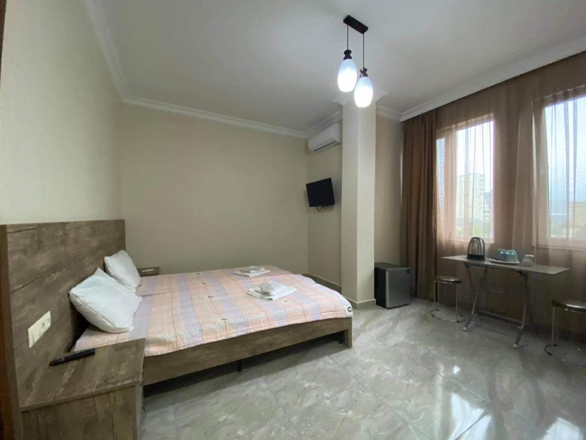 Family Hotel Batumi Bagian luar foto