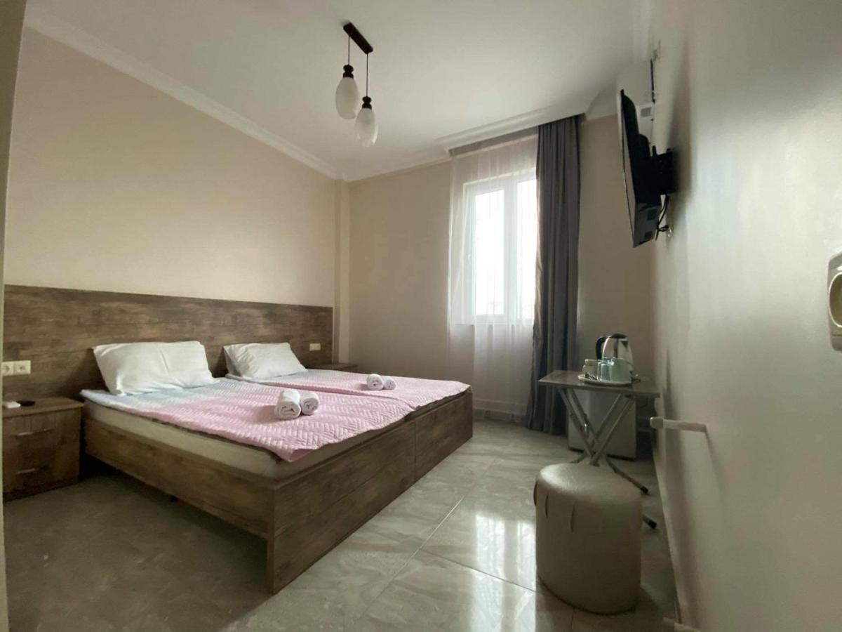 Family Hotel Batumi Bagian luar foto