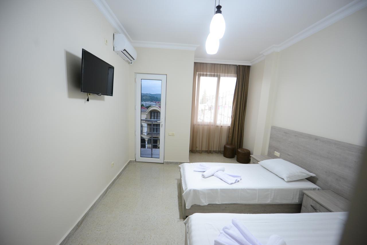 Family Hotel Batumi Bagian luar foto