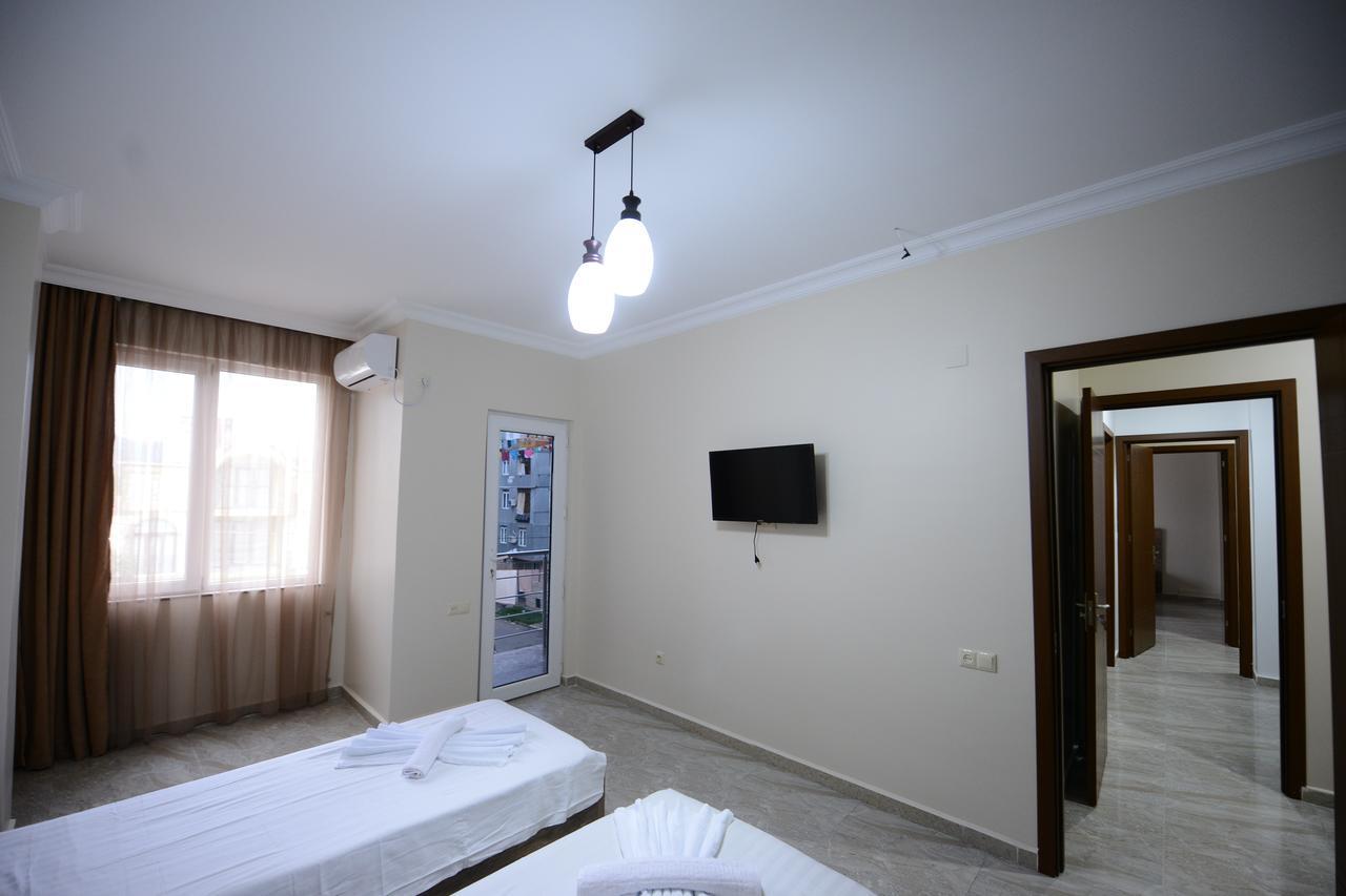 Family Hotel Batumi Bagian luar foto