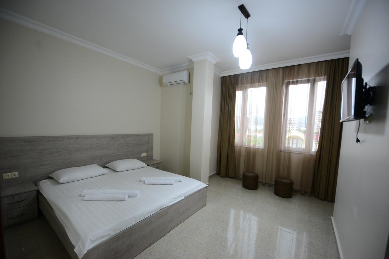 Family Hotel Batumi Bagian luar foto